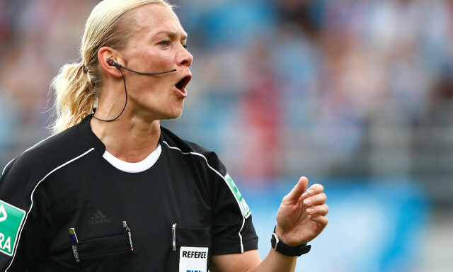 Bundesligas første kvinnelige dommer utsatt for «practical joke». Hylles for reaksjonen